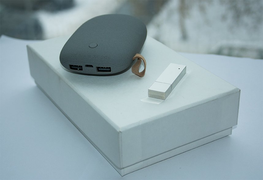 Набор 51 (U-PK023, Z135, ME001) (белый, 119х195*45, серый на 7800 mah,  серебро с чипом 8 гб)