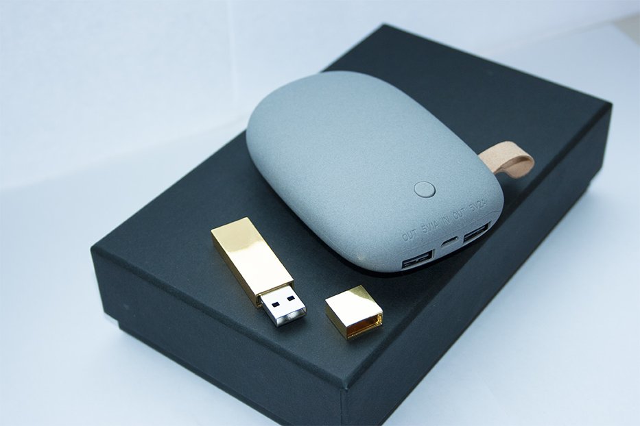Набор 51 (U-PK023, Z135, ME001) (черный, 119х195*45, серый на 7800 mah,  золото с чипом 32 гб)