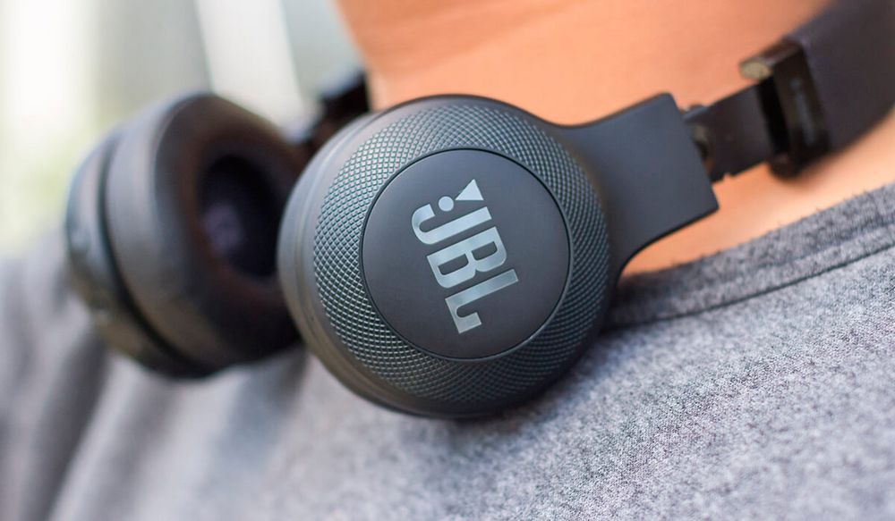 ������������ �������� JBL E45BT, ������