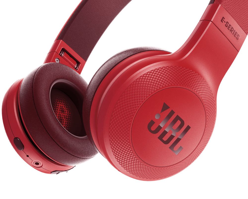 ������������ �������� JBL E45BT, �������