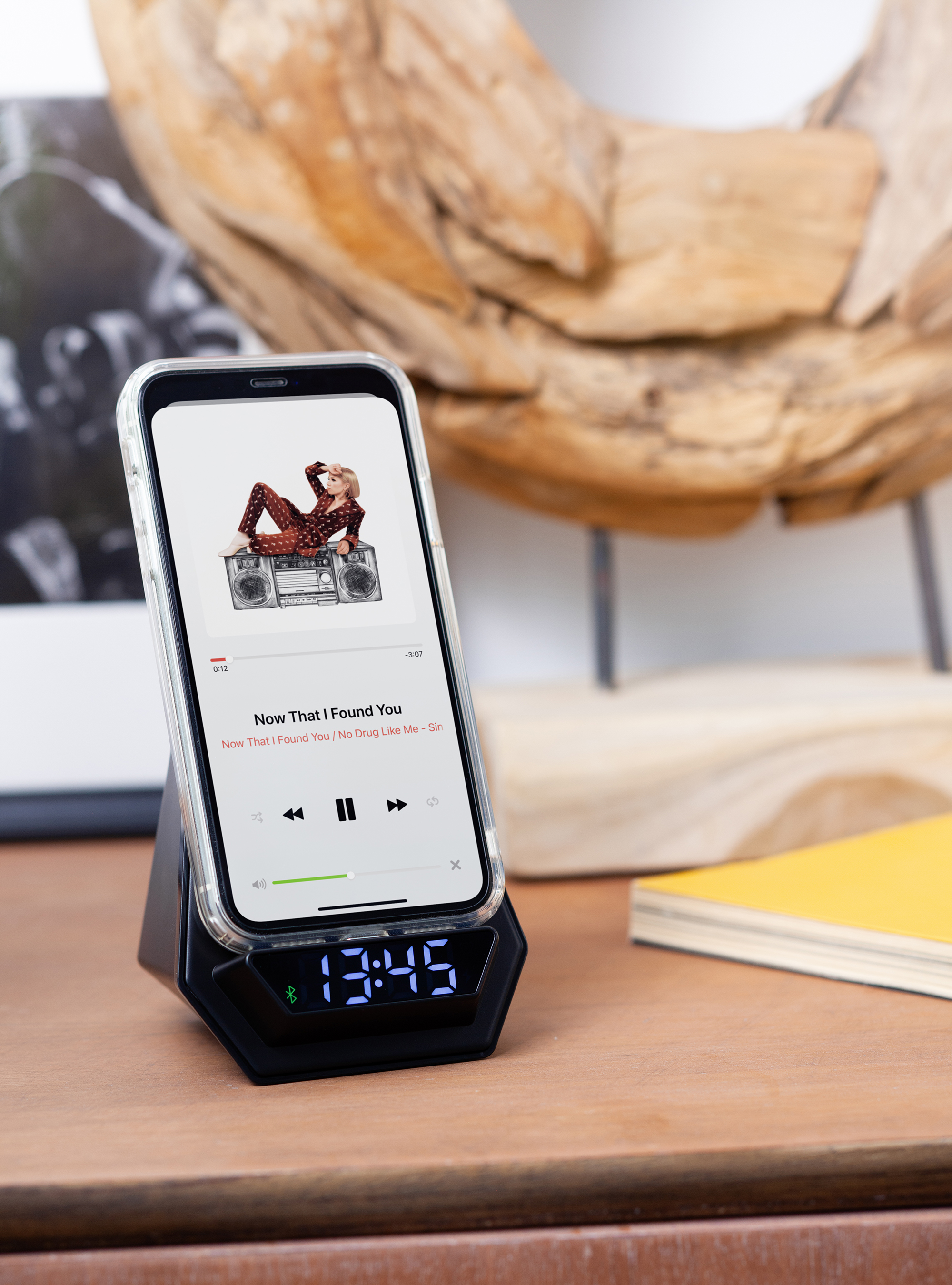 ���������� ���� "Smart Pyramid" � bluetooth �������� (3��) � ������������ (15W) �������� �����������, � ���������� ��������